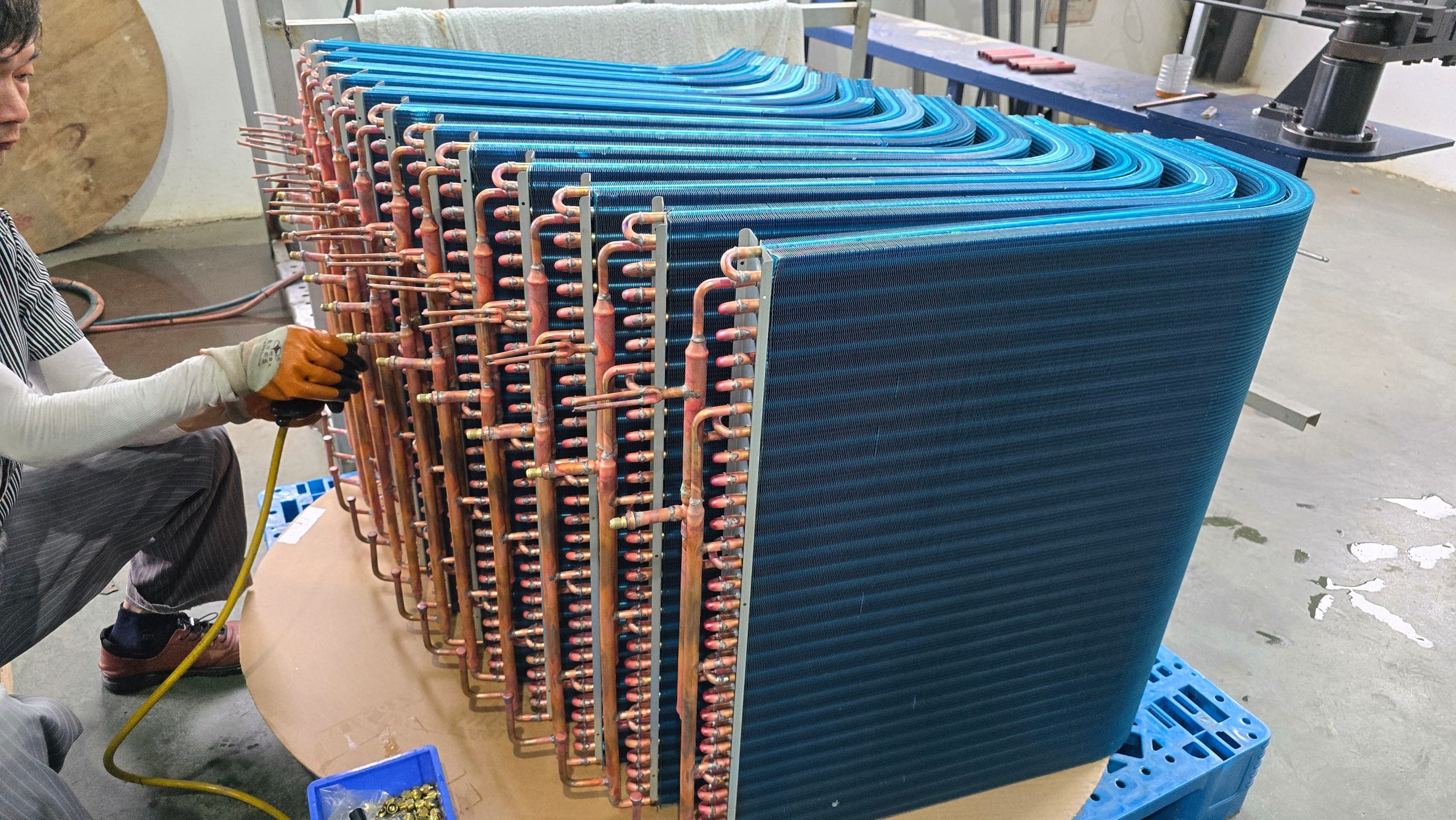 Heat exchanger manufacturing equipment for fin stamping tube bending assembly and expansion